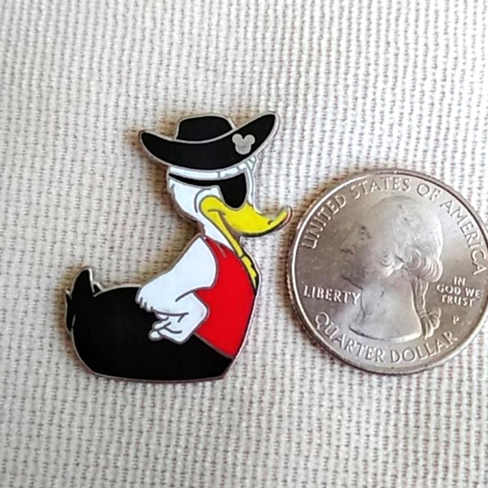 DISNEY HIDDEN MICKEY PIRATE DONALD PIN - Picture 3 of 6
